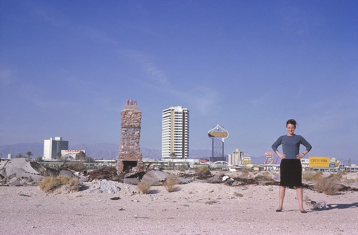 Denise Scott Brown arkitektoa Las Vegasen (Nevada, AEB), Robert Venturi lankide eta senarrarekin 1968an egin zuen lan bidaian. Bidaia horren emaitza izan zen Las Vegastik ikasten saiakera. VSBA.