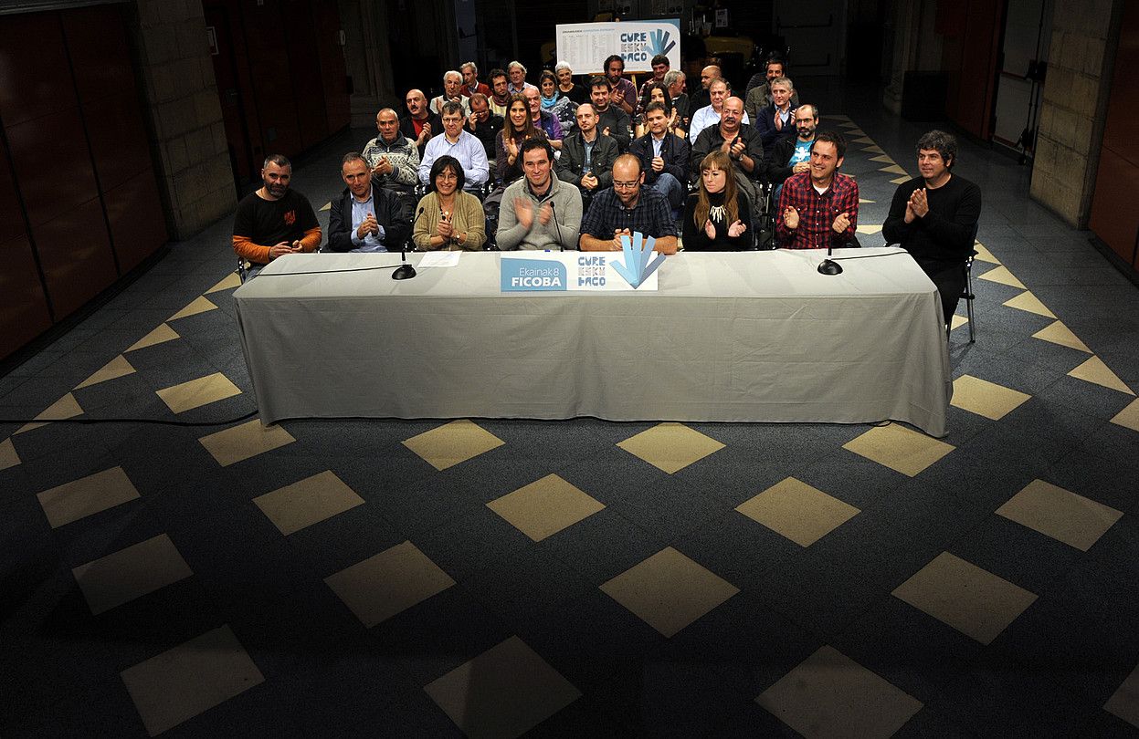 Gure Esku Dago plataformaren aurkezpena, atzo. Mahaian dira, besteak beste, Zelai Nikolas, Anjel Oiarbide, Ander Arrese, Irati Oleaga, Kirmen Uribe eta Kepa Junkera. MARISOL RAMIREZ / ARGAZKI PRESS. Gure Esku Dago plataformaren aurkezpena, atzo. Mahaian dira, besteak beste, Zelai Nikolas, Anjel Oiarbide, Ander Arrese, Irati Oleaga, Kirmen Uribe eta Kepa Junkera. MARISOL RAMIREZ / ARGAZKI PRESS.