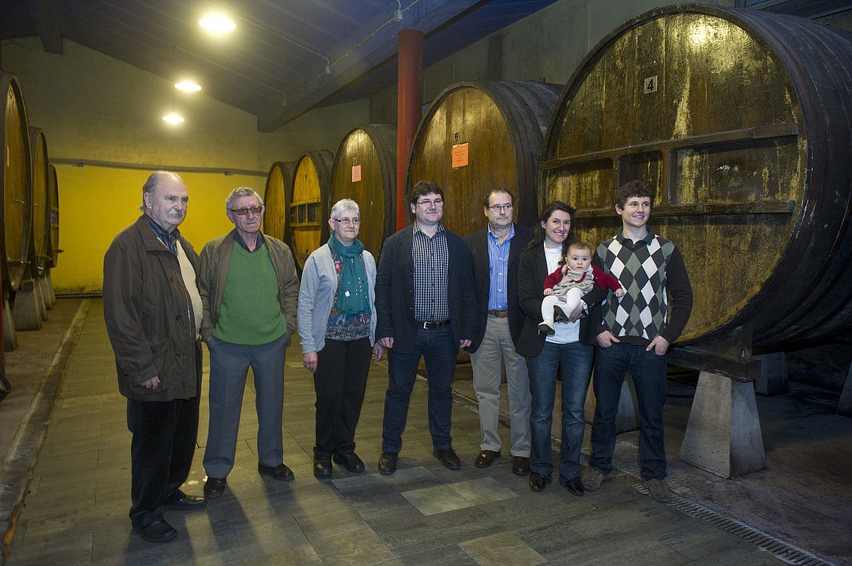 Astarbe familia arduratzen da sagardotegiaz. Irudian astarbetarrak Hilario Subijana eta Luis Irizar sukaldariekin. JON URBE / ARGAZKI PRESS. Astarbe familia arduratzen da sagardotegiaz. Irudian astarbetarrak Hilario Subijana eta Luis Irizar sukaldariekin. JON URBE / ARGAZKI PRESS.