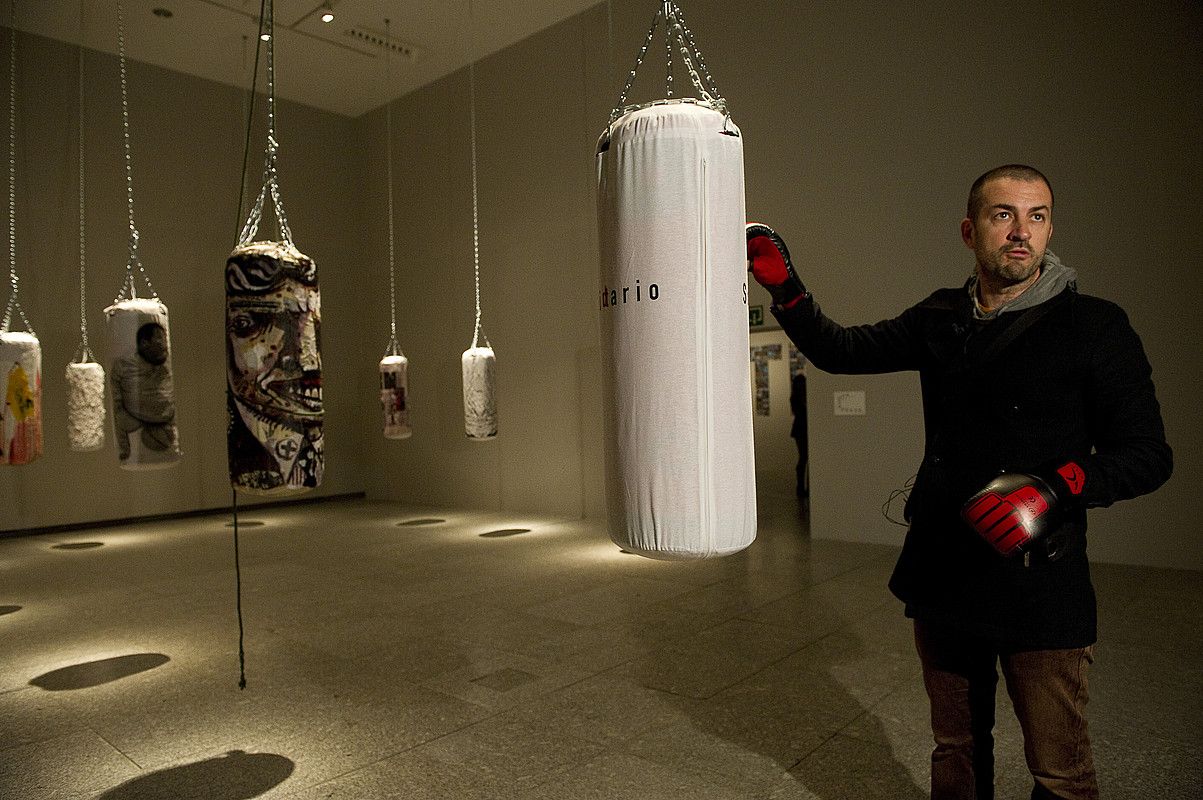 Iñaki Larrinbe Gasteizko artisten lanekin egindako boxeo zakuen artean. RAUL BOGAJO / ARGAZKI PRESS.