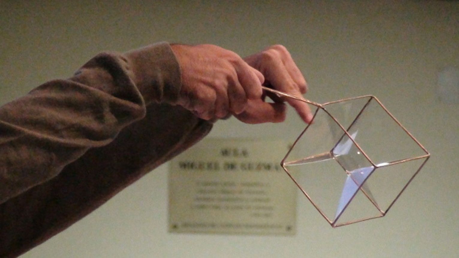 Nelo Maestrek xaboia erabiltzen du fisika eta matematika azaltzeko. BERRIA / BERRIA. Nelo Maestrek xaboia erabiltzen du fisika eta matematika azaltzeko. BERRIA / BERRIA.