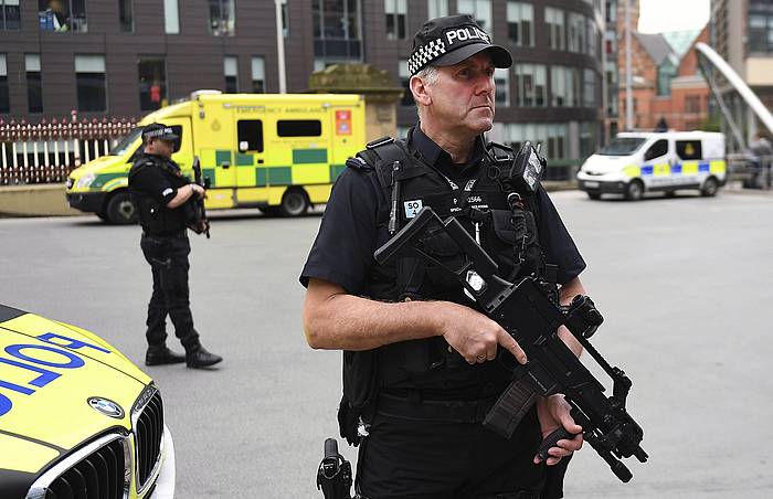 Polizia bat Manchesterren. ANDY RAIN, EFE