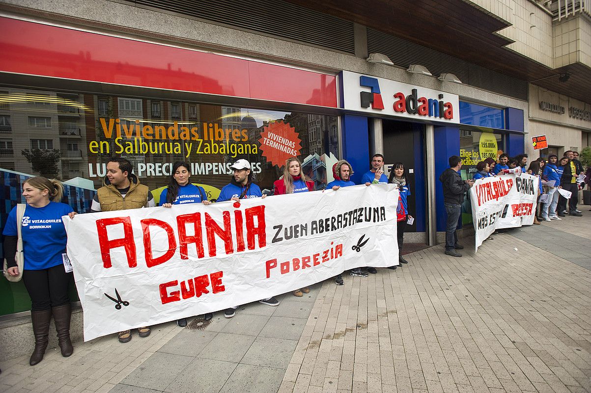 SOS Vitalquiler plataformaren elkarretaratzea, atzo. JUANAN RUIZ / ARGAZKI PRESS. SOS Vitalquiler plataformaren elkarretaratzea, atzo. JUANAN RUIZ / ARGAZKI PRESS.