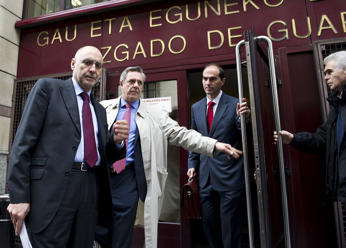 Rodolfo Ares, Bilboko auzitegitik ateratzen, Urtza Alkortaren abokatu Alfontso Zenonen aurkako salaketa jarri eta gero, 2010eko apirilean. L. J. / ARP.