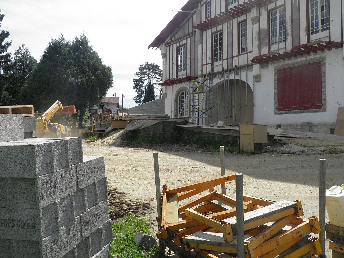 Azken bi urteetan, arraberritze lanetan ari dira Xalbador kolegioan. Bildutako dirua lanetara bideratuko da. BERRIA.