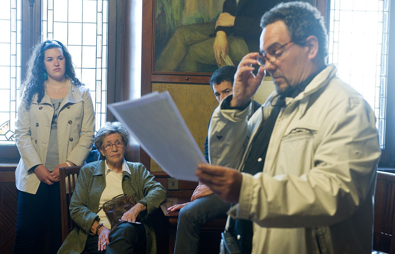 Fito Rodriguez, diputazioaren egoitzan, eta atzean, Jone Forkada, Txillardegiren alarguna. JON URBE / ARGAZKI PRESS. Fito Rodriguez, diputazioaren egoitzan, eta atzean, Jone Forkada, Txillardegiren alarguna. JON URBE / ARGAZKI PRESS.