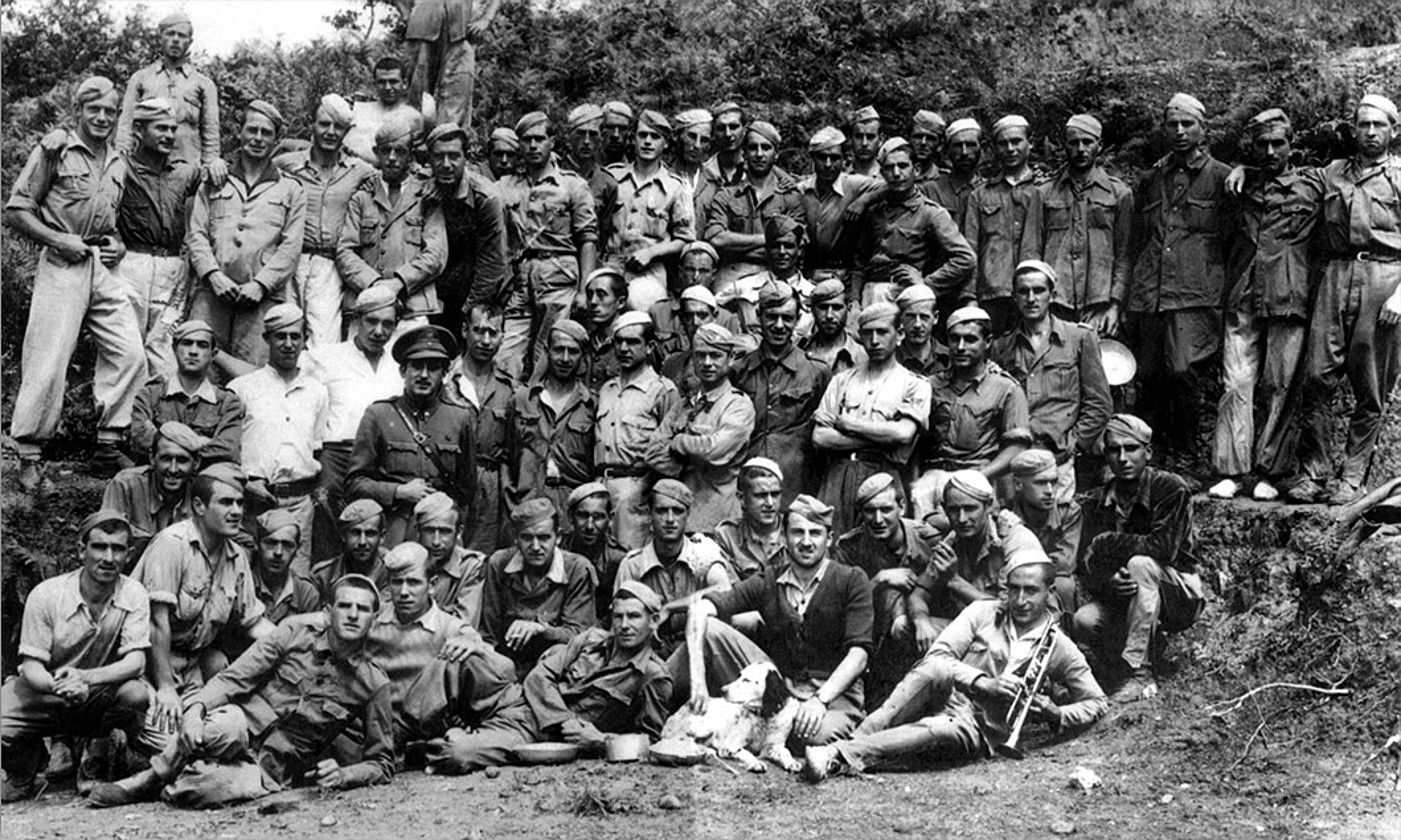 Soldadu Langileen 38. Diziplina Batailoiko kideak, Aiako Harrian, 1941eko edo 1942ko argazkian. KATTIN TXIKI ELKARTEA.