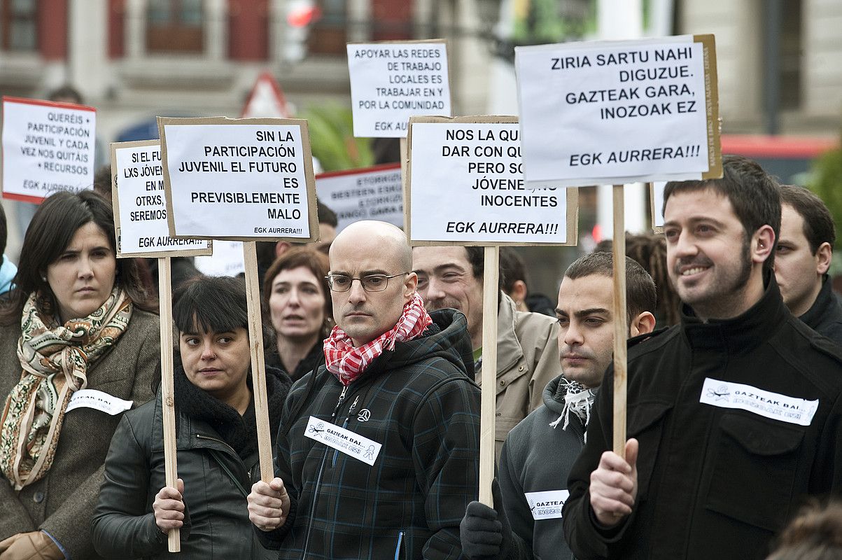 Euskadiko Gazte Kontseiluari murrizketak salatzeko agerraldia, artxiboko irudian. JON HERNAEZ / ARGAZKI PRESS.