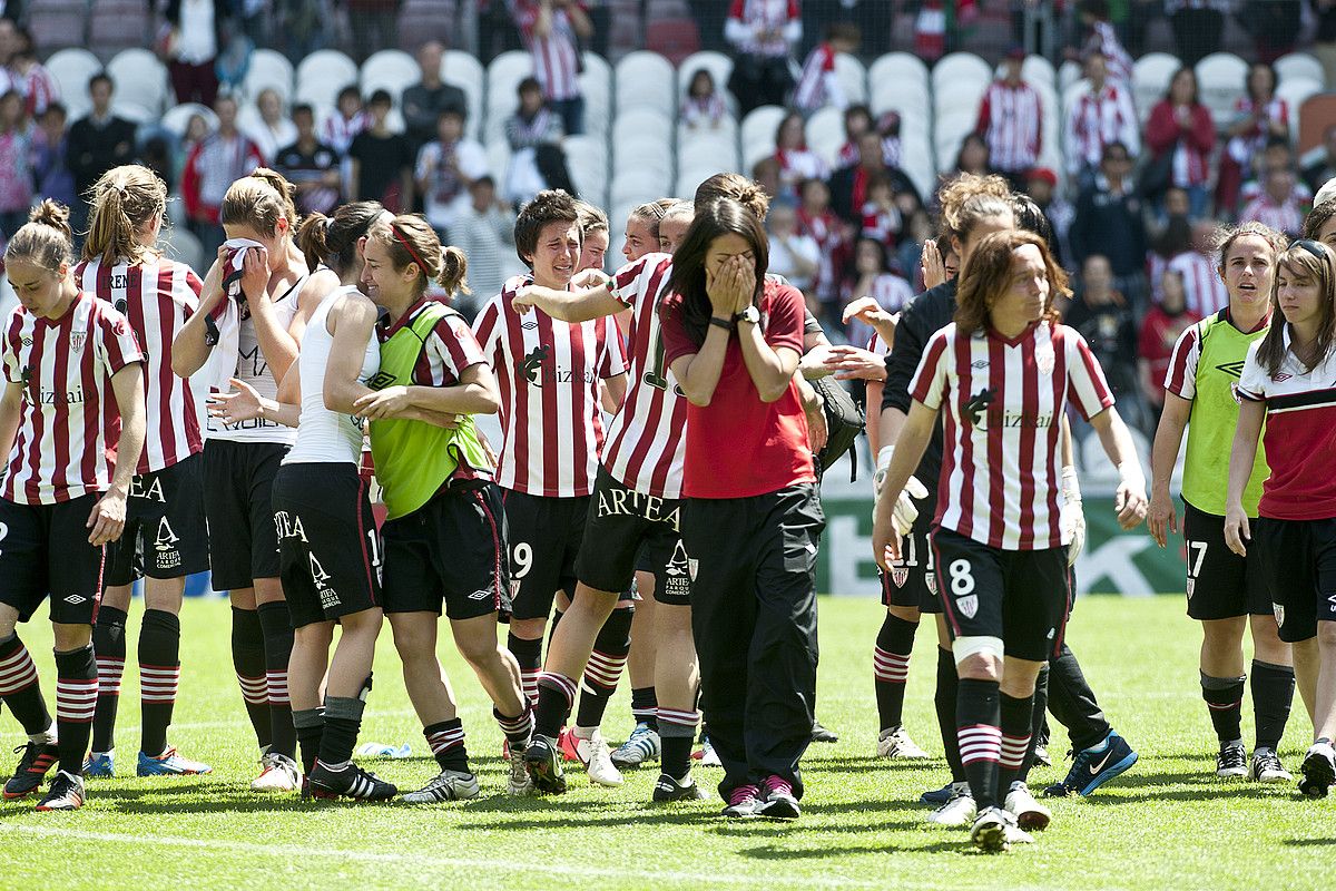 Athleticeko jokalariak, lur jota, herenegun; eskuinean ageri da Aitziber Juaristi, 8 zenbakiarekin. JON HERNAEZ / ARP. Athleticeko jokalariak, lur jota, herenegun; eskuinean ageri da Aitziber Juaristi, 8 zenbakiarekin. JON HERNAEZ / ARP.