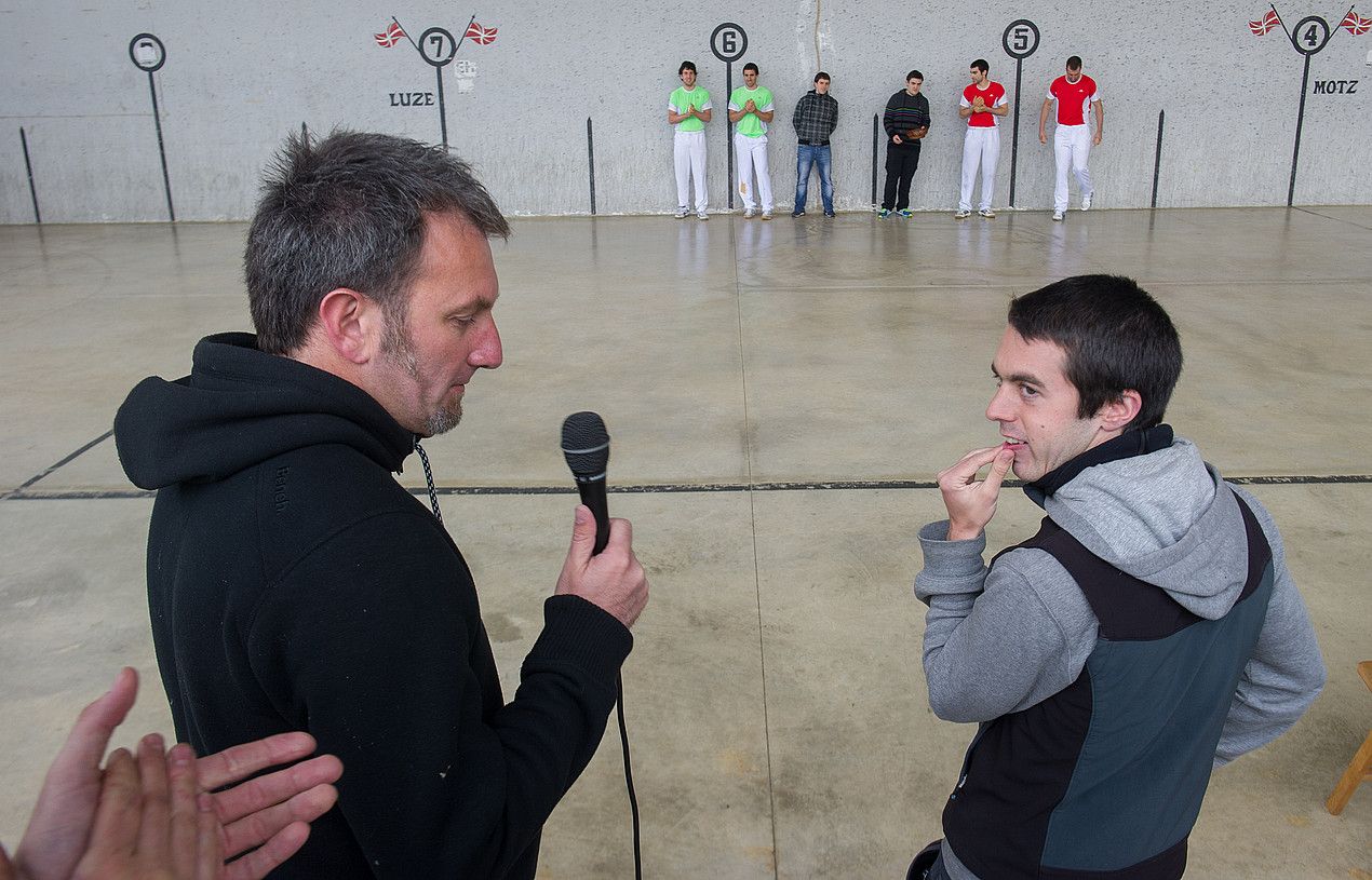 Hotz egin arren, Maia eta Gaztelumendi bertsolariek berotu zuten pilota partida. ANDONI CANELLADA / ARGAZKI PRESS. Hotz egin arren, Maia eta Gaztelumendi bertsolariek berotu zuten pilota partida. ANDONI CANELLADA / ARGAZKI PRESS.