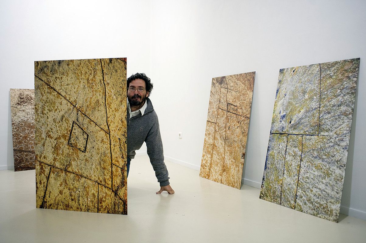 Eduardo Bidarte bere lan batzuekin, Donostiako Ekain galerian. JUAN CARLOS RUIZ / ARGAZKI PRESS.