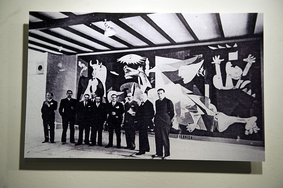 Jose Antonio Agirre lehendakaria eta haren kideak, Pablo Picassoren margolana atzean dutela. MARISOL RAMIREZ / ARP.