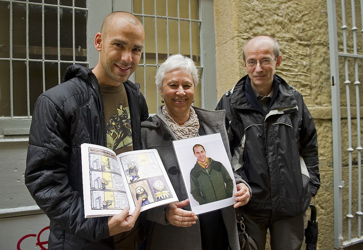 Oier Gonzalez, komikiarekin, eta Orbegozoren gurasoak. IDOIA ZABALETA / ARP. Oier Gonzalez, komikiarekin, eta Orbegozoren gurasoak. IDOIA ZABALETA / ARP.