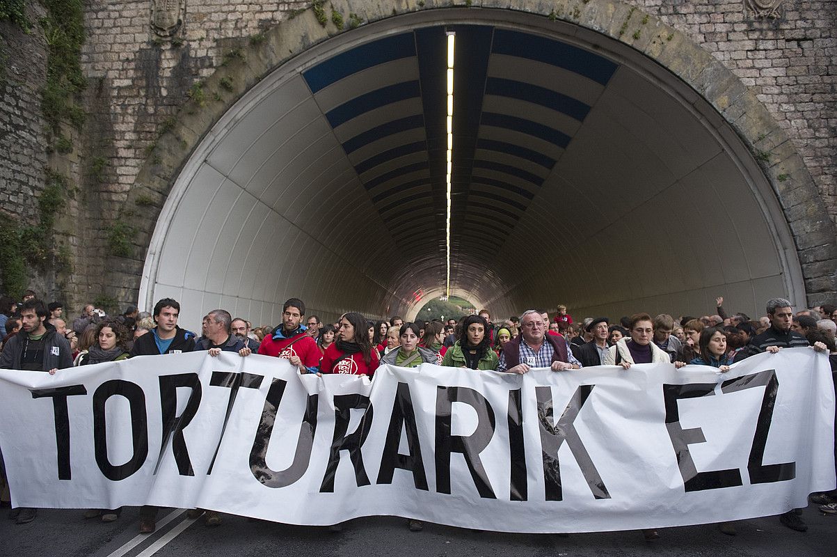 Inkomunikazioa amaitzeko exijitu zuten milaka herritarrek 2010eko urriaren 30ean, torturaren auka Donostian eginiko manifestazioan. JON URBE / ARGAZKI PRESS. Inkomunikazioa amaitzeko exijitu zuten milaka herritarrek 2010eko urriaren 30ean, torturaren auka Donostian eginiko manifestazioan. JON URBE / ARGAZKI PRESS.