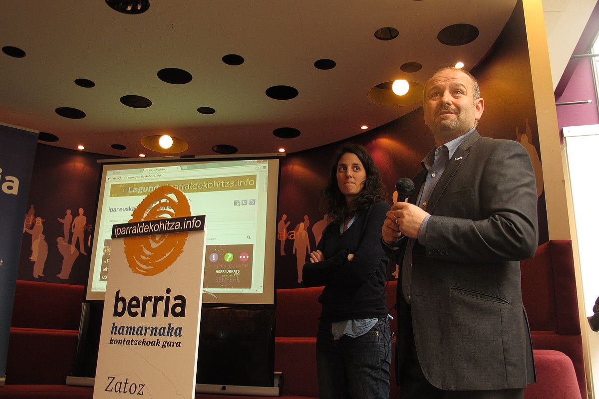 Nora Arbelbide BERRIAko kazetaria eta Joanmari Larrarte BERRIA Taldeko kontseilari ordezkaria, atzoko aurkezpenean. LARA MADINABEITIA. Nora Arbelbide BERRIAko kazetaria eta Joanmari Larrarte BERRIA Taldeko kontseilari ordezkaria, atzoko aurkezpenean. LARA MADINABEITIA.