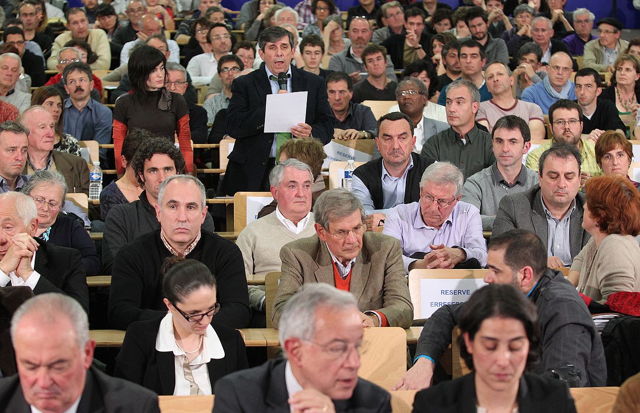 Ehunka eragile sozial, kultural, ekonomiko eta politiko bildu dira Euskal Lurralde Elkargoaren aldeko koordinazioak antolatu mintegira. BOB EDME. Ehunka eragile sozial, kultural, ekonomiko eta politiko bildu dira Euskal Lurralde Elkargoaren aldeko koordinazioak antolatu mintegira. BOB EDME.