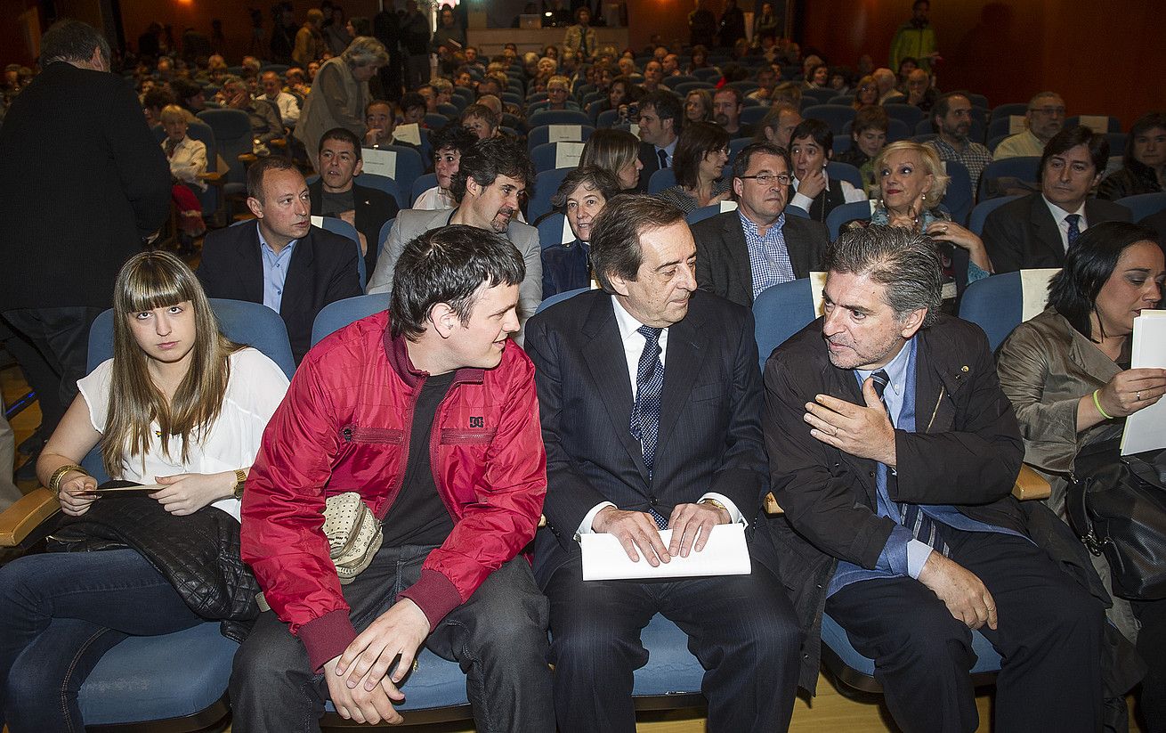 Arnaldo Otegiren seme-alabak, Gernikako alkatea, Jesus Egiguren eta Rafaela Romero, atzoko ekitaldian . LUIS JAUREGIALTZO / ARGAZKI PRESS. Arnaldo Otegiren seme-alabak, Gernikako alkatea, Jesus Egiguren eta Rafaela Romero, atzoko ekitaldian . LUIS JAUREGIALTZO / ARGAZKI PRESS.