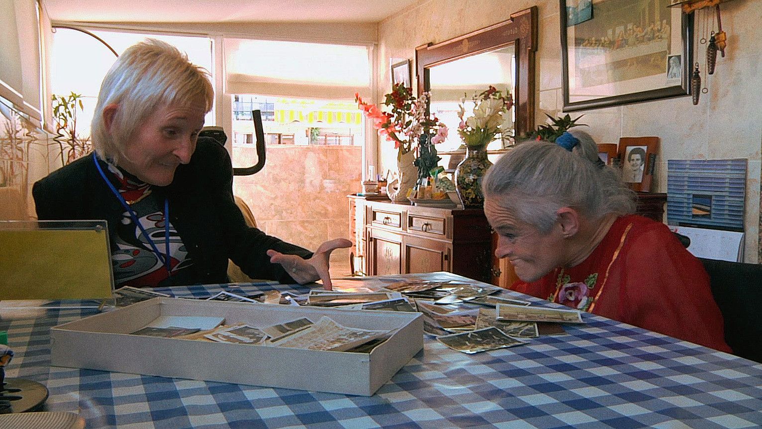 Arrieta anaiak, Lourdes eta Mentxu, filmeko fotograma batean. EL MÉTODO ARRIETA.
