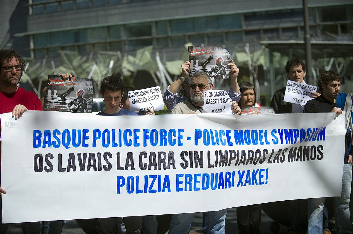 Iñigo Gogoan herri plataformako kideak, protestan. MARISOL RAMIREZ / ARP. Iñigo Gogoan herri plataformako kideak, protestan. MARISOL RAMIREZ / ARP.