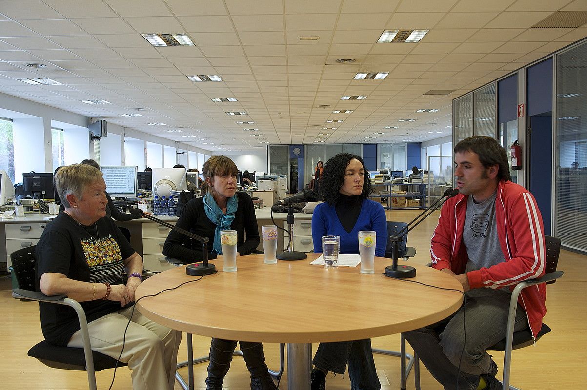 Kontxita Beitia, Aurore Martin, Oihana Elduaien eta Beñat Apalategi, BERRIAko erredakzioan, atzo. GORKA RUBIO / ARP.