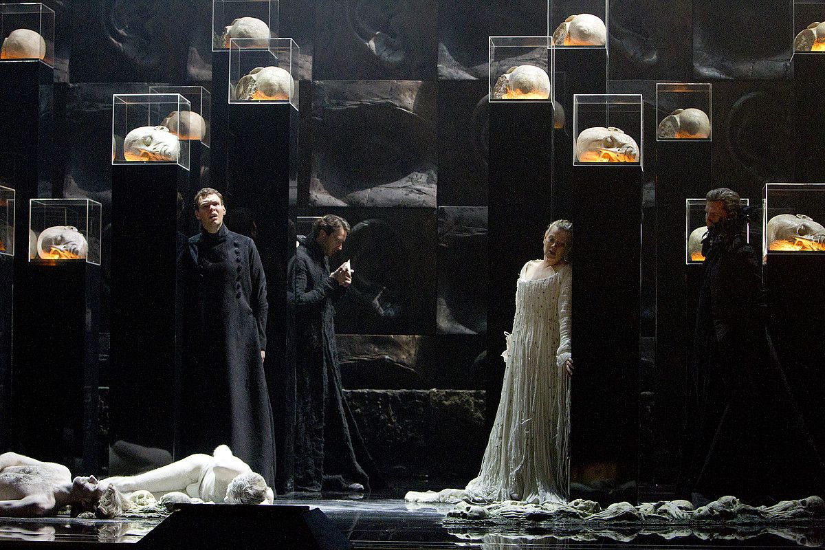 Maria Stuarda-ren bertsio ederra taularatu du OLBEk. KARIM ZAATAR. Maria Stuarda-ren bertsio ederra taularatu du OLBEk. KARIM ZAATAR.