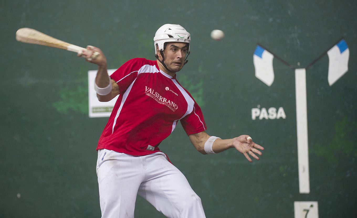 Pablo Fusto pilota jotzen, aurtengo Binakako Txapelketako finalean. JON URBE / ARGAZKI PRESS. Pablo Fusto pilota jotzen, aurtengo Binakako Txapelketako finalean. JON URBE / ARGAZKI PRESS.