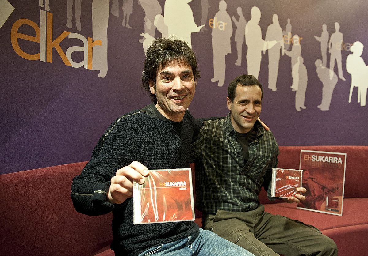 Mikel Gorosabel EH Sukarrako abeslari eta gitarra jotzailea eta Asier Serrano letragilea. JON HERNAEZ / ARGAZKI PRESS.