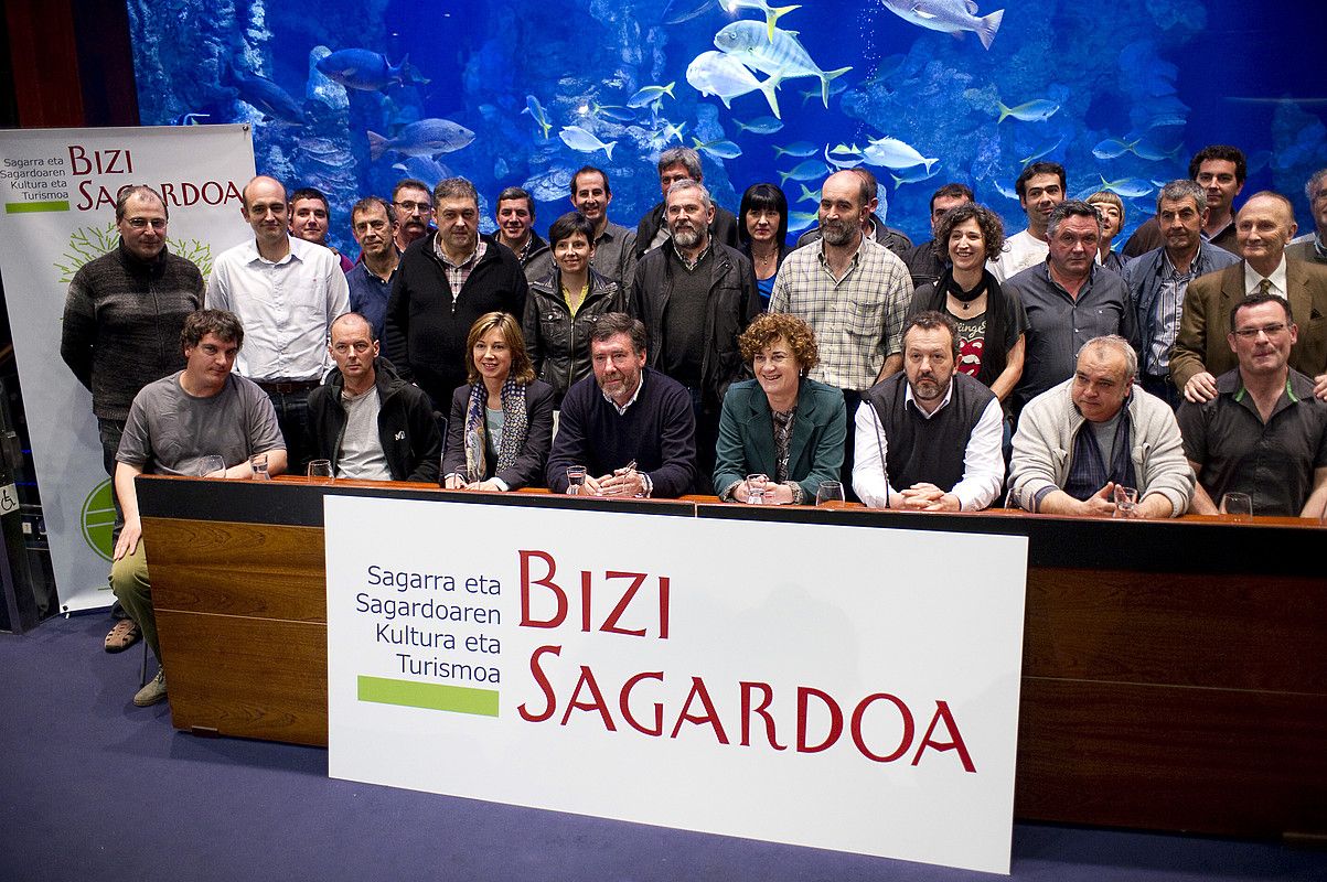 Hegoaldeko lau lurraldeetako sagardogileen elkarteek, zenbait udalek eta bestelako eragilek bat egin dute Bizi Sagardoa elkartean. JUAN CARLOS RUIZ / ARP. Hegoaldeko lau lurraldeetako sagardogileen elkarteek, zenbait udalek eta bestelako eragilek bat egin dute Bizi Sagardoa elkartean. JUAN CARLOS RUIZ / ARP.