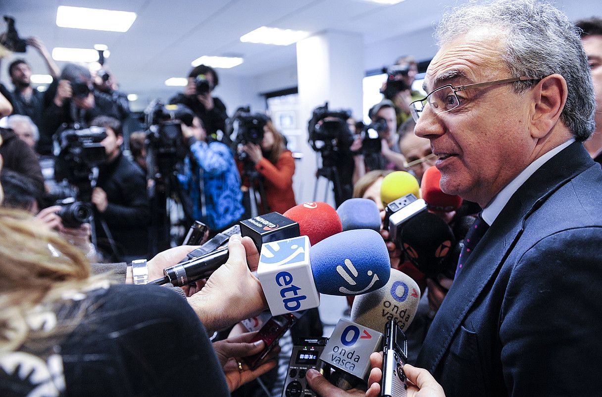 Miguel Sanz, atzo, epailearen aurrean deklaratu ondotik, kazetarien aurrean adierazpenak egiten, auzitegi barruan. JAGOBA MANTEROLA / ARGAZKI PRESS. Miguel Sanz, atzo, epailearen aurrean deklaratu ondotik, kazetarien aurrean adierazpenak egiten, auzitegi barruan. JAGOBA MANTEROLA / ARGAZKI PRESS.