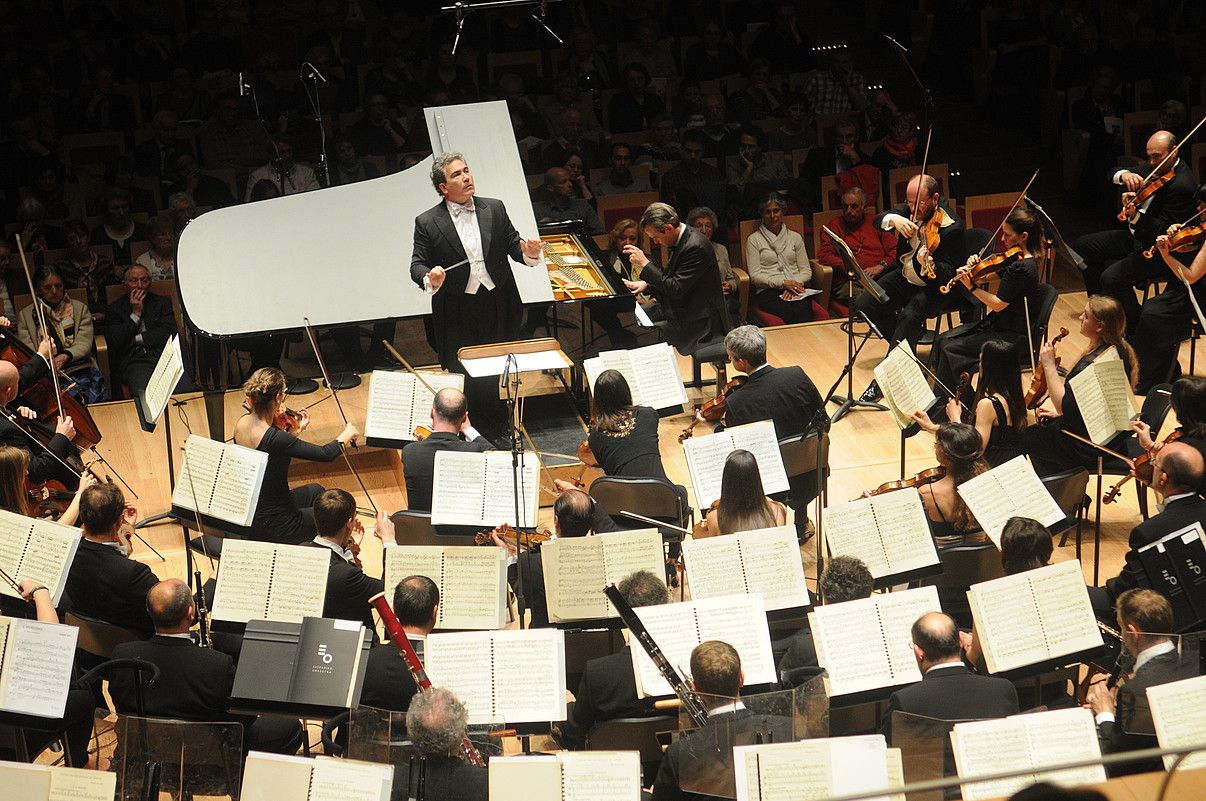 Carlo Rizzi orkestra zuzentzen, ezkerretara Luis Fernando Perez piano jotzailea duela, herenegun Bordelen emandako kontzertuan. BERRIA. Carlo Rizzi orkestra zuzentzen, ezkerretara Luis Fernando Perez piano jotzailea duela, herenegun Bordelen emandako kontzertuan. BERRIA.