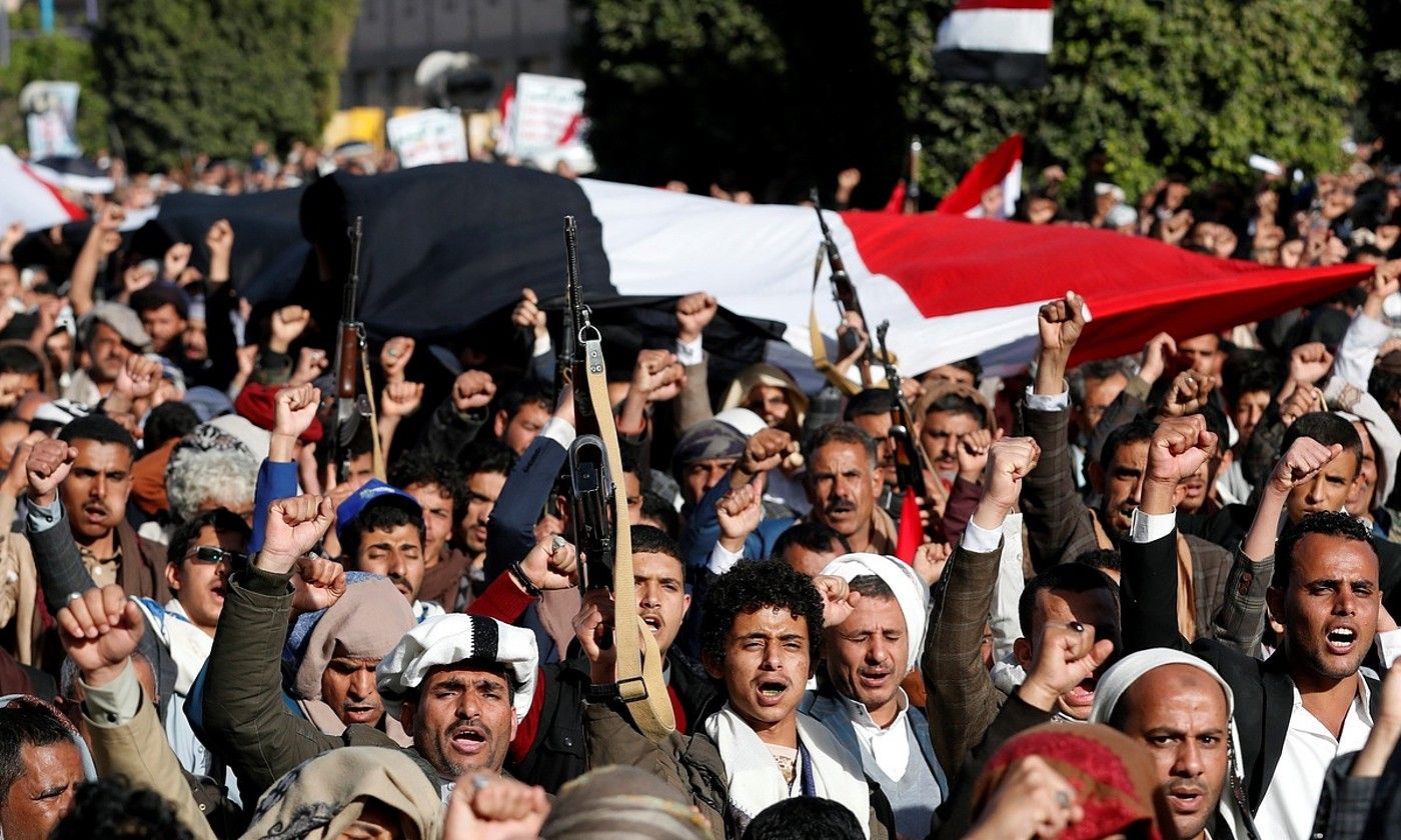 Huthien aldeko yemendarrak, ostiralean, azken bonbardaketak salatzeko manifestazio batean, Sanan. YAHYA ARHAB / EFE.