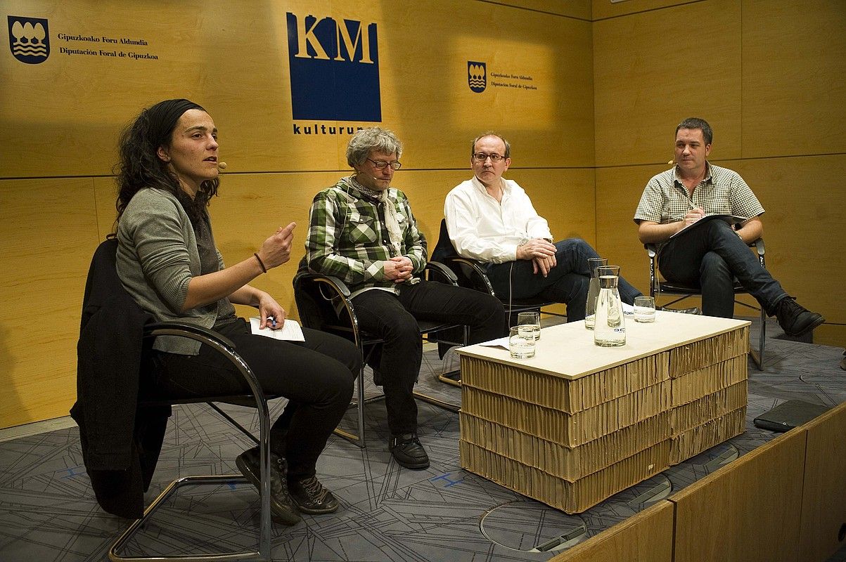 Maialen Lujanbio, Mikel Markez, Xabier Mendiguren Elizegi eta Franck Dolosor, atzo Donostian egindako hitzaldian. JUAN CARLOS RUIZ / ARGAZKI PRESS.