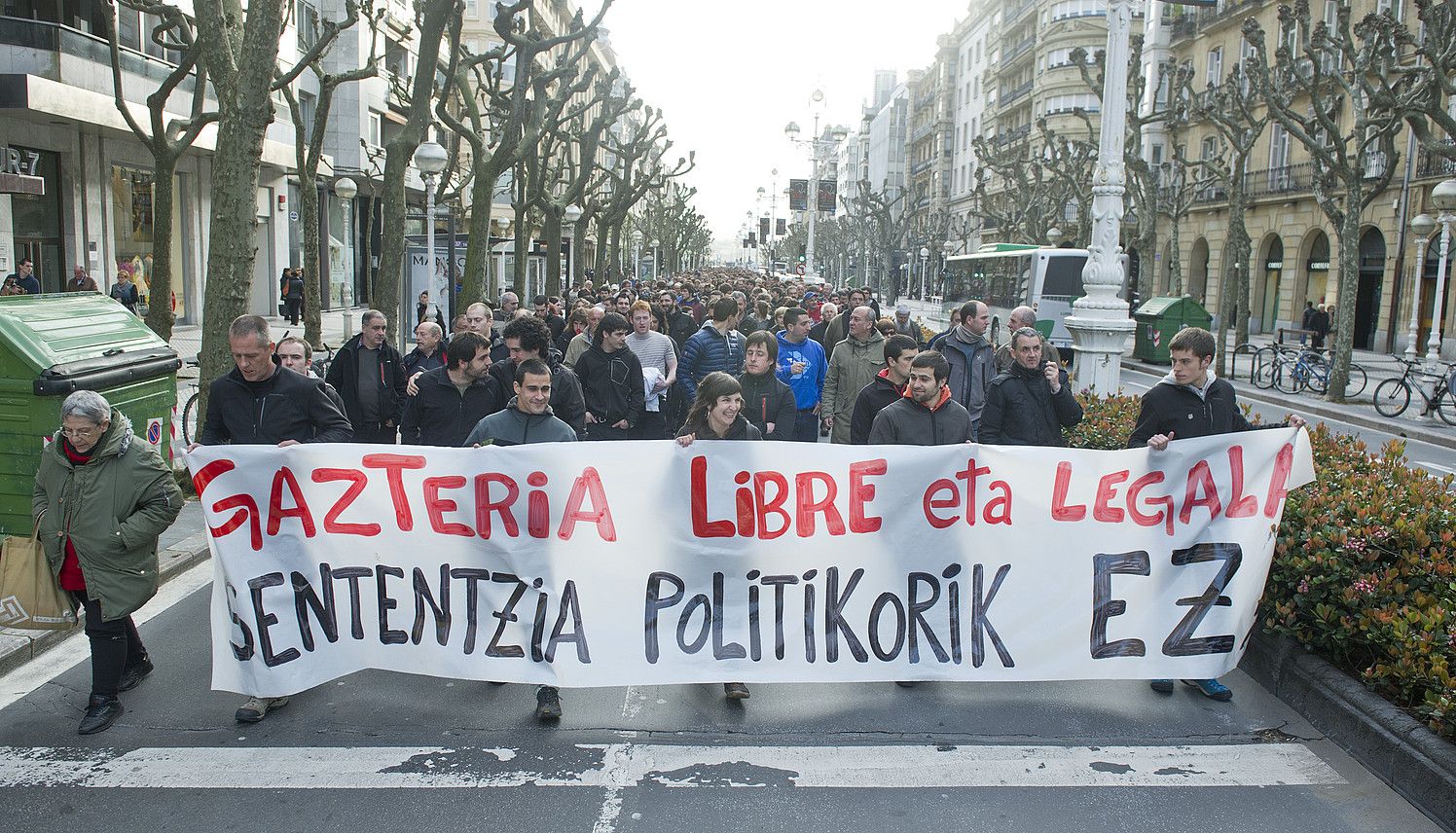 Ehunka lagun bildu ziren atzo Donostiako Bulebarrean, zigortutako gazteen kontra Auzitegi Nazionalak emandako zigorra berretsi izana salatzeko. JON URBE / ARGAZKI PRESS.