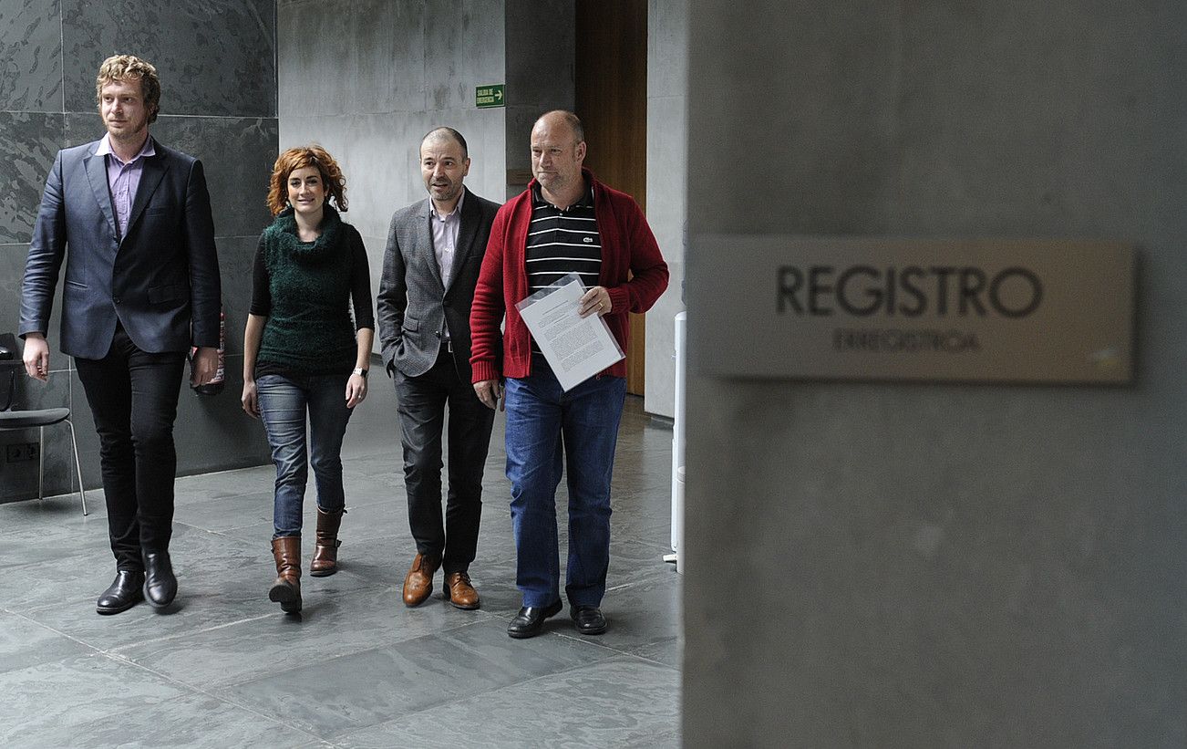 Bilduko Maiorga Ramirez eta Bakartxo Ruiz, Juan Carlos Longas hautagaia eta Aralar-NaBaiko Txentxo Jimenez, mozioa eskuetan. JAGOBA MANTEROLA / ARP.