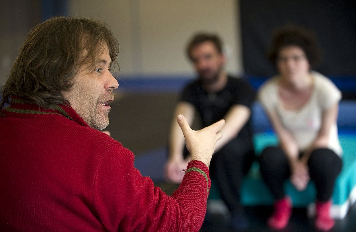 Ander Lipus antzerkigilea, Aulestin, ArteDrama Euskal Laborategia izeneko topaketetako ikasleekin. JUAN CARLOS RUIZ / ARGAZKI PRESS. Ander Lipus antzerkigilea, Aulestin, ArteDrama Euskal Laborategia izeneko topaketetako ikasleekin. JUAN CARLOS RUIZ / ARGAZKI PRESS.