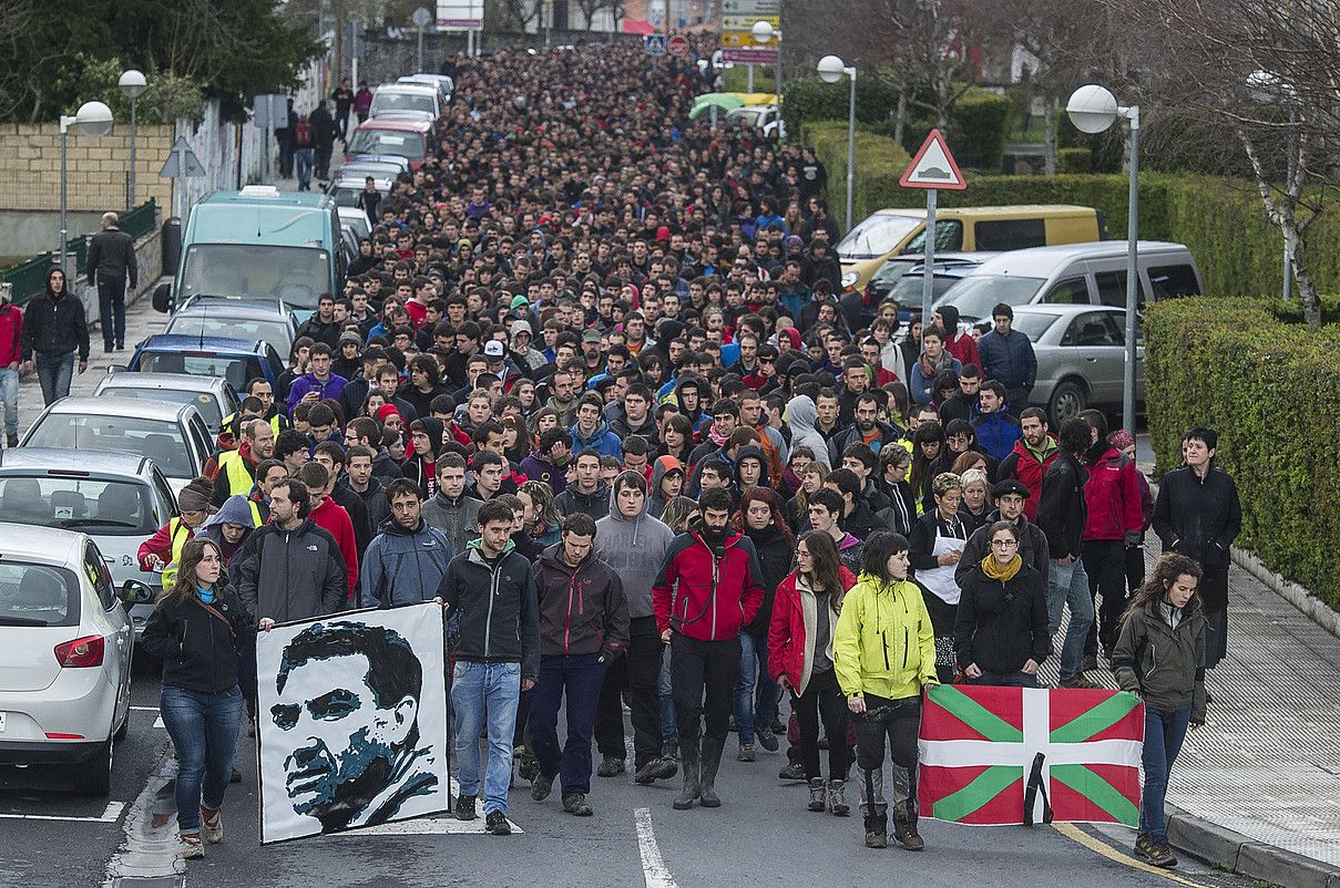 Urduñan elkarretaratzea egin zuten atzo, Gazte Danbadaren harira, Lopez Peñaren heriotza salatzeko. LUIS JAUREGIALTZO / ARGAZKI PRESS. Urduñan elkarretaratzea egin zuten atzo, Gazte Danbadaren harira, Lopez Peñaren heriotza salatzeko. LUIS JAUREGIALTZO / ARGAZKI PRESS.