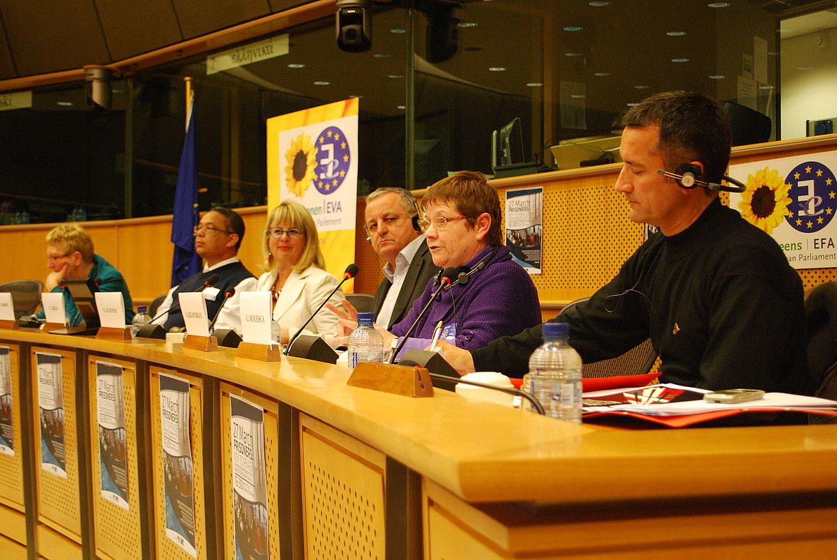 Konferentzian parte hartu duten hizlariak; lehen planoan, Gabi Mouesca euskal preso ohia. BERRIA. Konferentzian parte hartu duten hizlariak; lehen planoan, Gabi Mouesca euskal preso ohia. BERRIA.