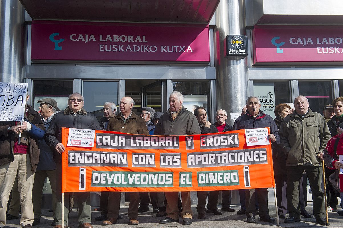 Ekarpenen erosle batzuren protesta  Euskadiko Kutxaren bulego baten aurrean, Bilbon. LUIS JAUREGIALTZO / ARGAZKI PRESS.