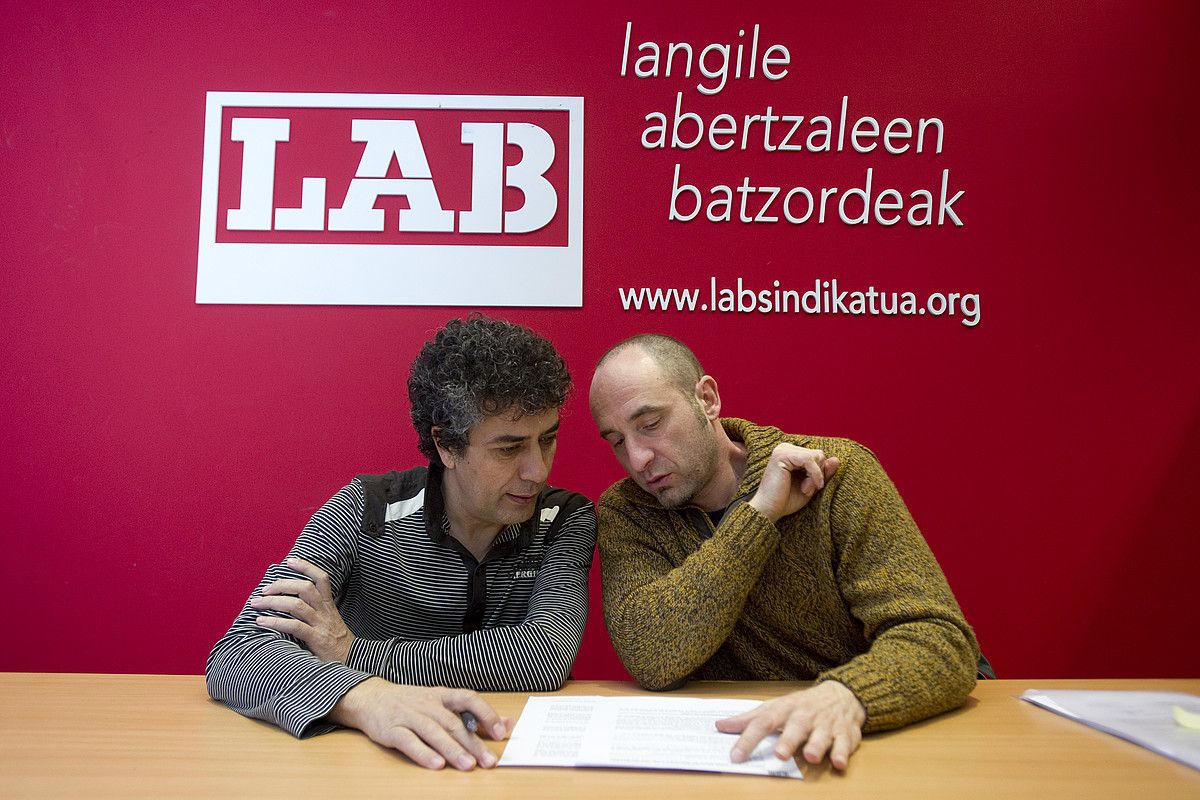 LABeko kide Txomin Gonzalez eta David Mendaza, atzoko agerraldian, Iruñean. IÑIGO URIZ / ARGAZKI PRESS. LABeko kide Txomin Gonzalez eta David Mendaza, atzoko agerraldian, Iruñean. IÑIGO URIZ / ARGAZKI PRESS.