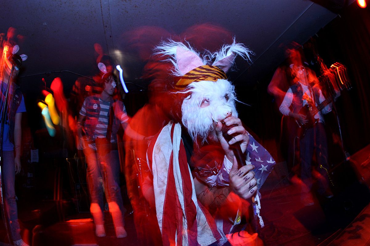 NoBunny taldeak ikuskizun koloretsua taularatu ohi du. INVISIBLE HOUR. NoBunny taldeak ikuskizun koloretsua taularatu ohi du. INVISIBLE HOUR.