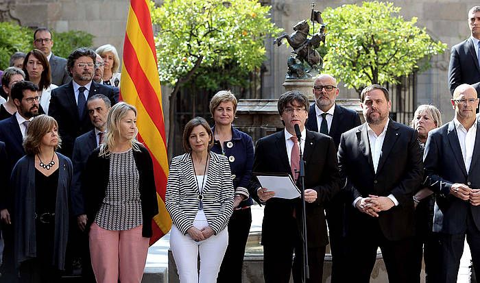 Carles Puigdemont, galdeketa iragarri duen unean, Generalitateko kontseilari eta hainbat diputatuk lagunduta. TONI ALBIR, EFE