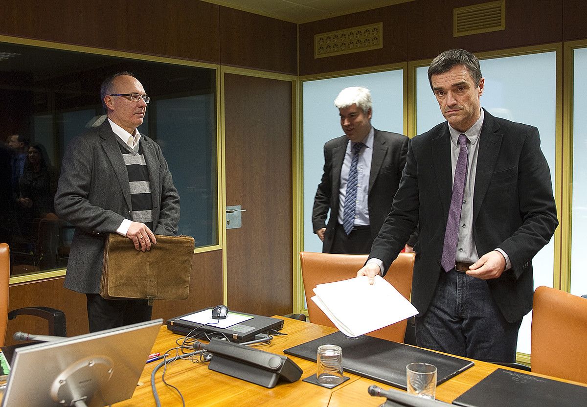 Jonan Fernandez, atzo, Eusko Legebiltzarrean. RAUL BOGAJO / ARGAZKI PRESS. Jonan Fernandez, atzo, Eusko Legebiltzarrean. RAUL BOGAJO / ARGAZKI PRESS.