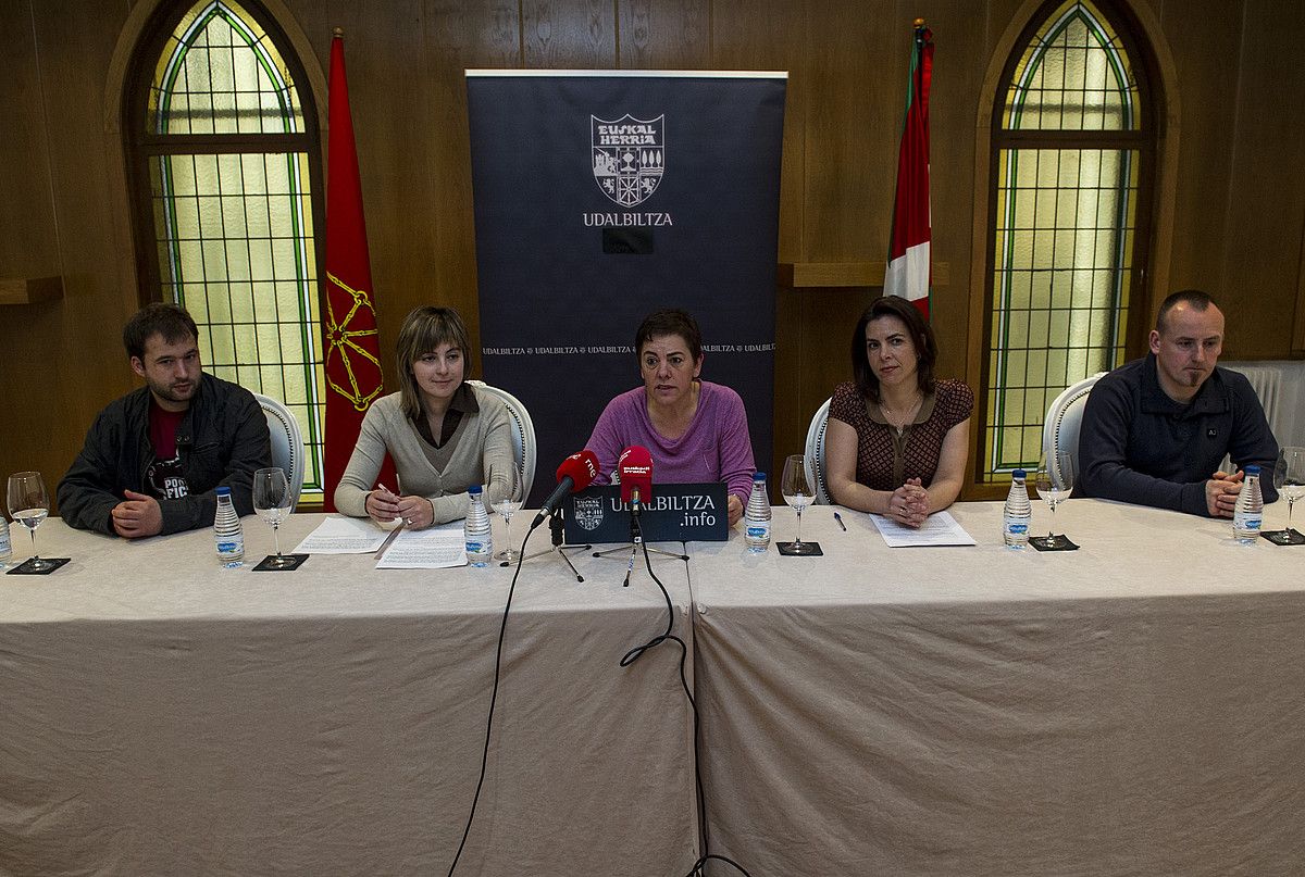 Udalbiltzaren nazio gobernuko kideak, atzo Iruñean egindako agerraldian. LANDER F. ARROIABE / ARGAZKI PRESS. Udalbiltzaren nazio gobernuko kideak, atzo Iruñean egindako agerraldian. LANDER F. ARROIABE / ARGAZKI PRESS.