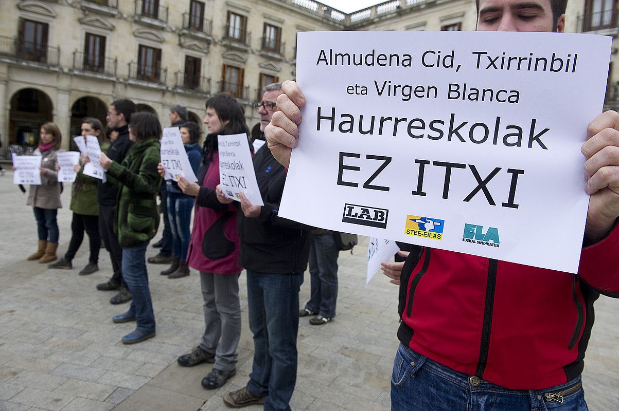 Haur eskolak ez ixteko eskatzeko elkarretaratzea, atzo. RAUL BOGAJO / ARP. Haur eskolak ez ixteko eskatzeko elkarretaratzea, atzo. RAUL BOGAJO / ARP.