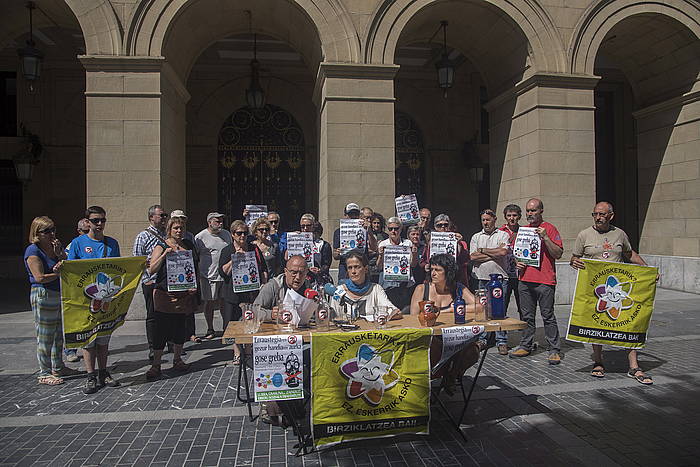 Gose grebaren berri emateko agerraldia, diputazioaren egoitza aurrean. ANDONI CANELLADA / ARGAZKI PRESS