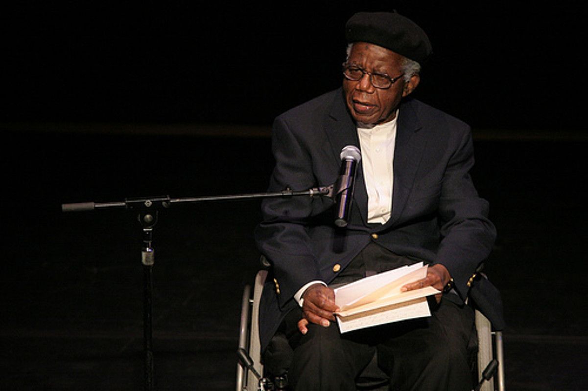 Chinua Achebe 2008an, This Fall Apart liburuaren 50. urteurrena ospatzeko ekitaldi batean. DANIELA RADULESCU.