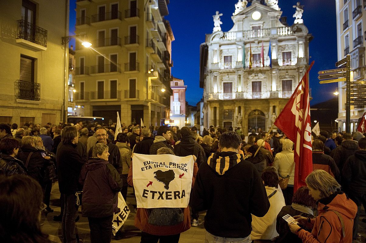 Jendetza Iruñeko udaletxeko plazan, atzo iluntzean. IDOIA ZABALETA / ARGAZKI PRESS. Jendetza Iruñeko udaletxeko plazan, atzo iluntzean. IDOIA ZABALETA / ARGAZKI PRESS.