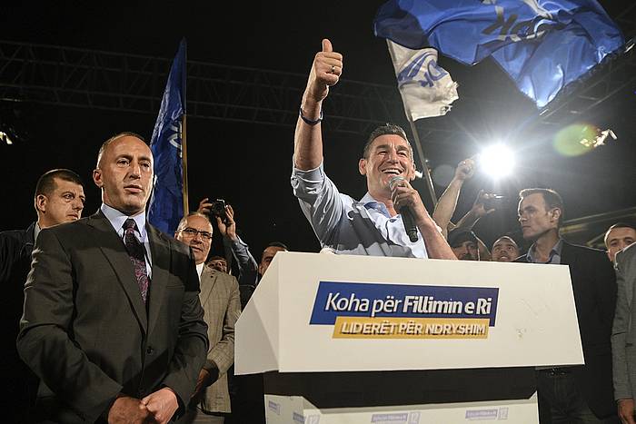 Ramush Haradinaj garaipena ospatzen. PETRIT PRENAJ, EFE