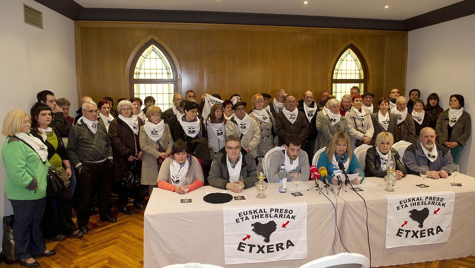Etxerateko kideak —tartean 'Parot Doktrina' ezarri zaien zenbait presoren senideak—, atzo Iruñean egindako agerraldian. IDOIA ZABALETA / ARGAZKI PRESS. Etxerateko kideak —tartean 'Parot Doktrina' ezarri zaien zenbait presoren senideak—, atzo Iruñean egindako agerraldian. IDOIA ZABALETA / ARGAZKI PRESS.