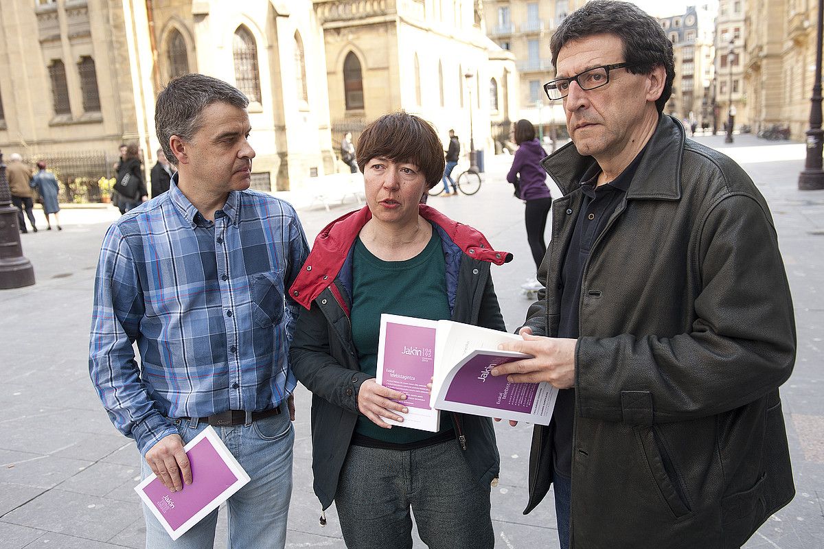 Josu Amezaga, Bea Narbaiza eta Patxi Azpillaga, Jakin-en zenbaki bikoitzaren aurkezpenean. GARI GARAIALDE / ARG. PRESS. Josu Amezaga, Bea Narbaiza eta Patxi Azpillaga, Jakin-en zenbaki bikoitzaren aurkezpenean. GARI GARAIALDE / ARG. PRESS.
